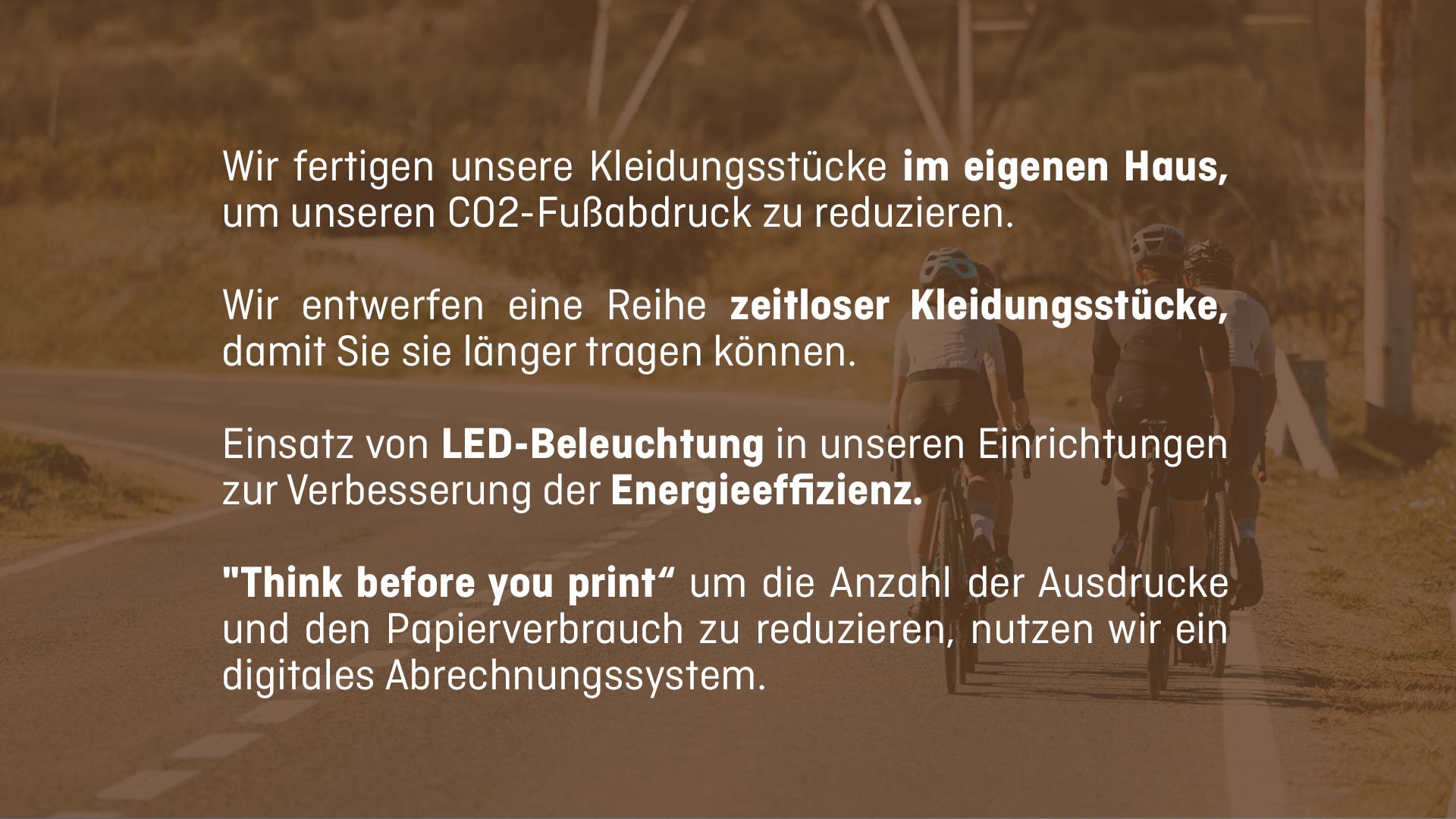 Wir fertigen unsere Kleidungsstücke im eigenen Haus, um unseren CO2-Fußabdruck zu reduzieren.