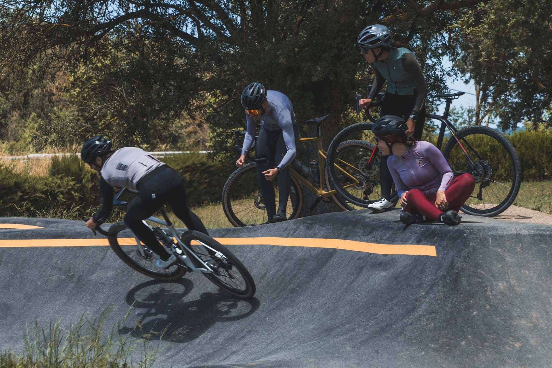 Pedalist L amusante campagne presentant la nouvelle collection de vetements de cyclisme d hiver Winter 24 25 Inverseteams